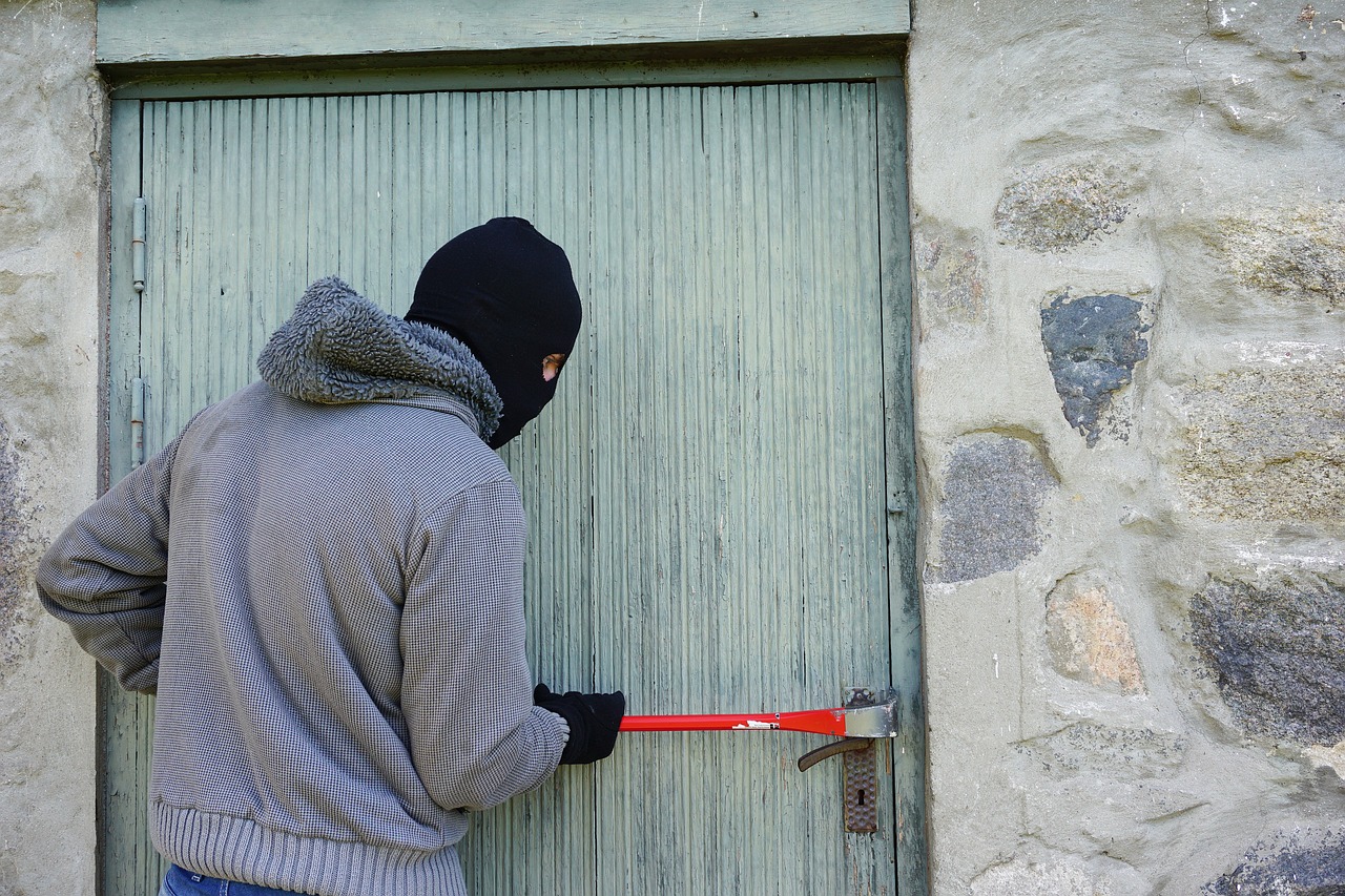 Demonstration eines Einbruchwerkzeugs an einer Türfalz in Straelen, um die Wichtigkeit von Sicherheitstechnik aufzuzeigen.